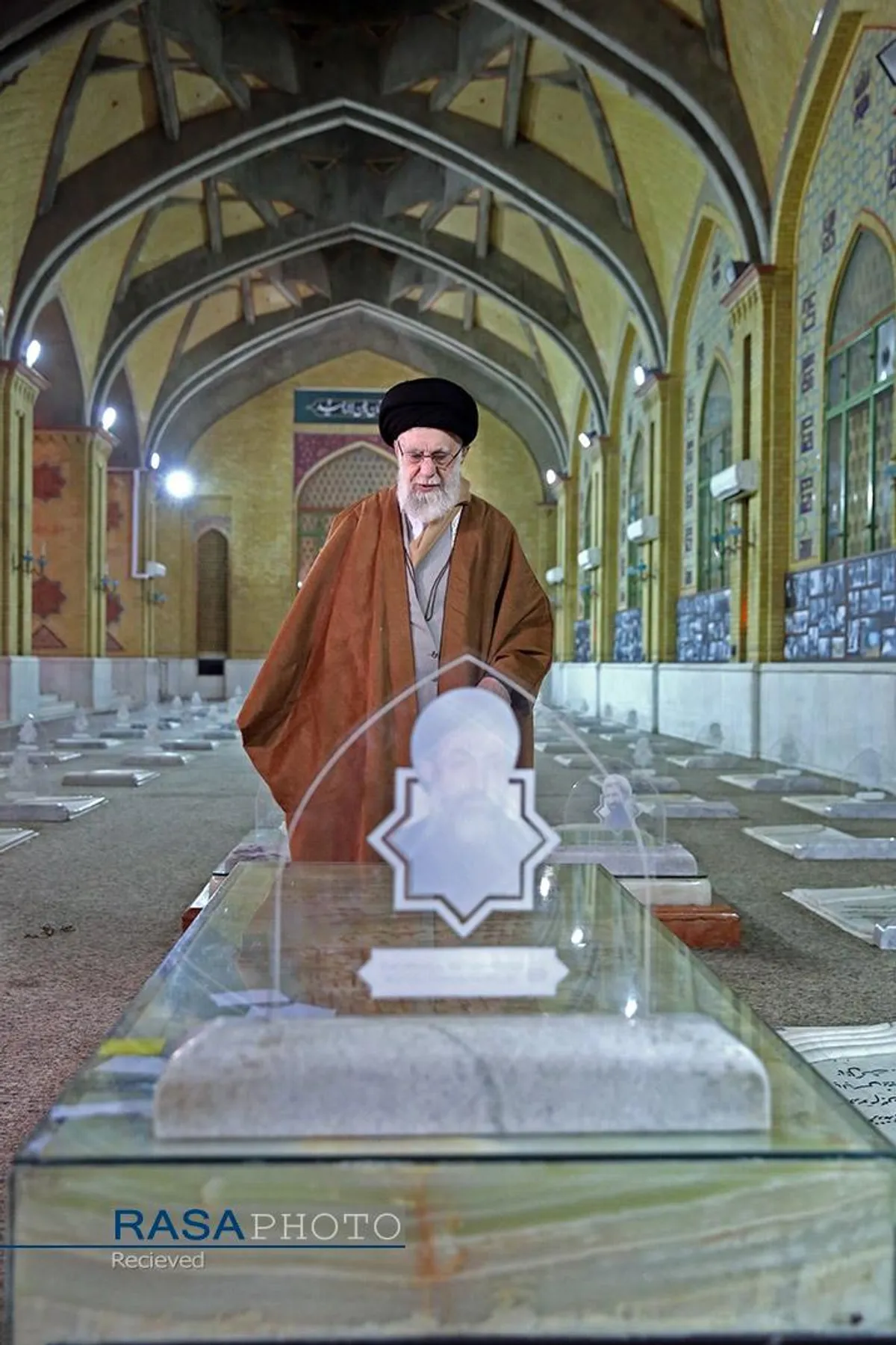 حضور مقام معظم رهبری در مرقد مطهر امام راحل (ره) و گلزار شهدای بهشت زهرا (سلام&zwnj;الله&zwnj;علیها)
