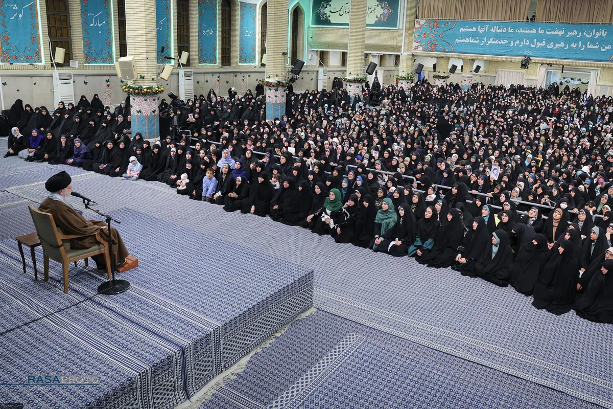 دیدار هزاران نفر از زنان و دختران با رهبر انقلاب