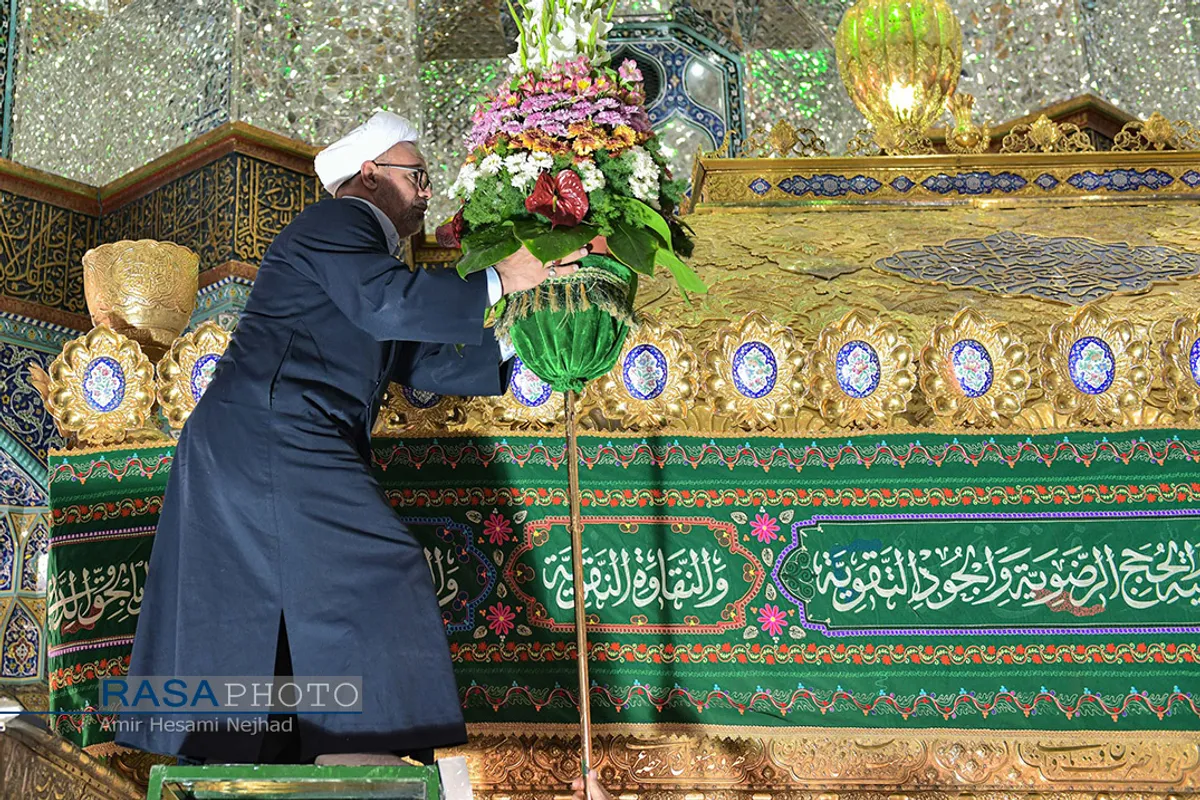 گل&zwnj;آرایی ضریح مطهر حضرت معصومه (س) در شب میلاد پیامبر اعظم (ص)
