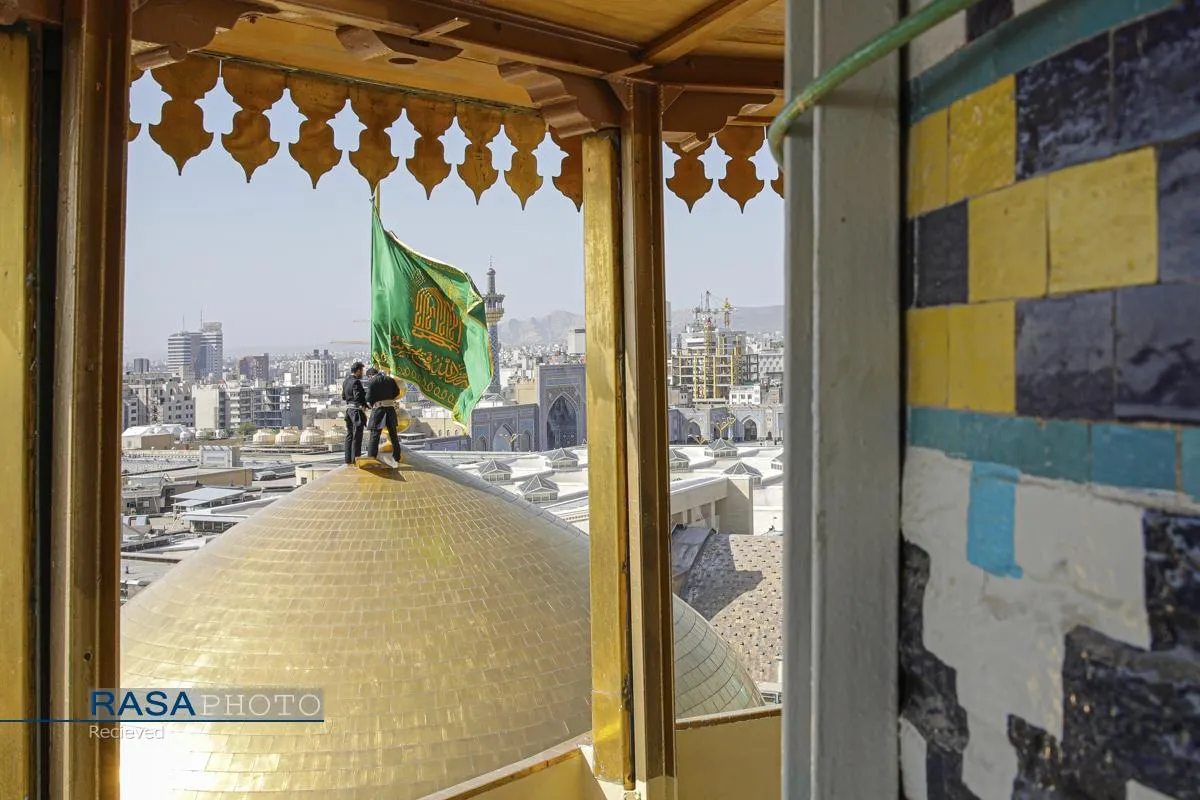 آیین تعویض پرچم گنبد منور رضوی در روز میلاد حضرت امام رضا (علیه&zwnj;السلام)
