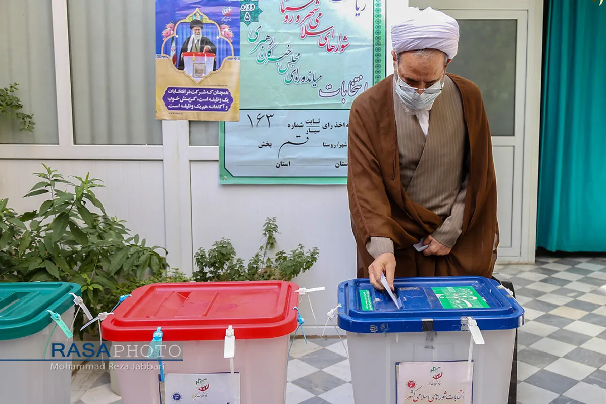 حضور آیت الله اعرافی مدیر حوزه علمیه سراسر کشور در پای صندوق رای