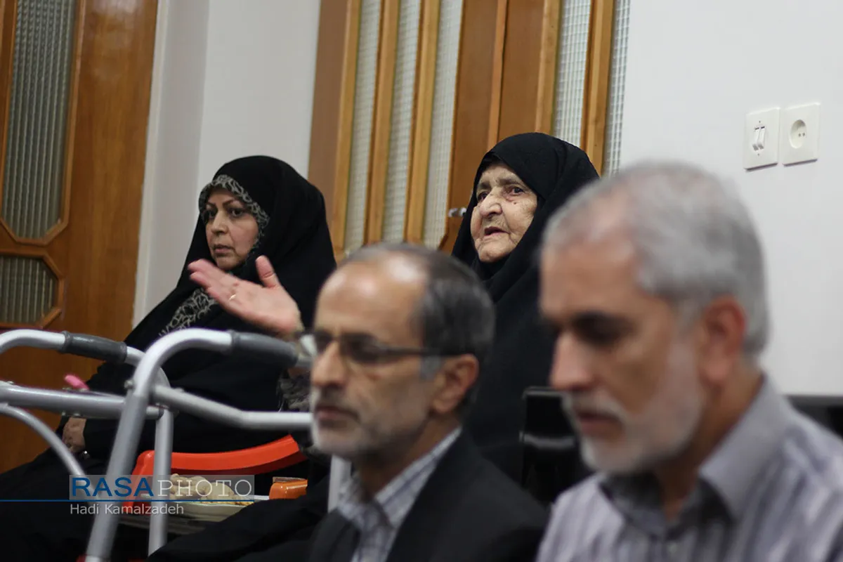 دیدار و تکریم خانواده شهدا با حضور جمعی از طلاب در بیرجند&lrm;