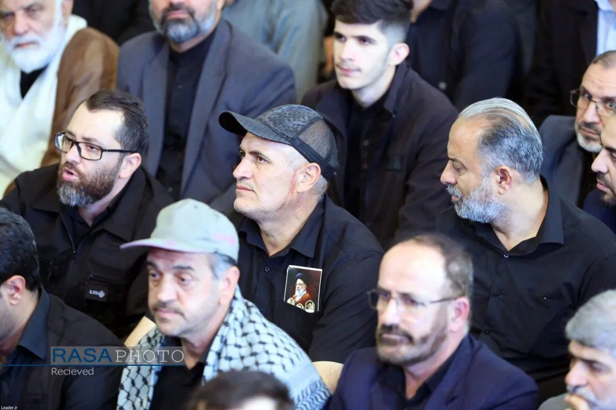 اقامه نماز توسط رهبر معظم انقلاب بر پیکر شهدای خدمت