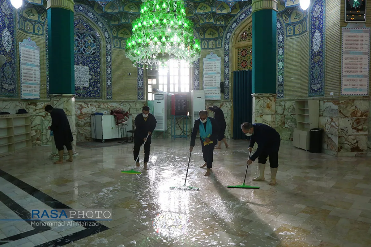 غبار روبی مسجد مقدس جمکران در آغاز دهه مهدویت