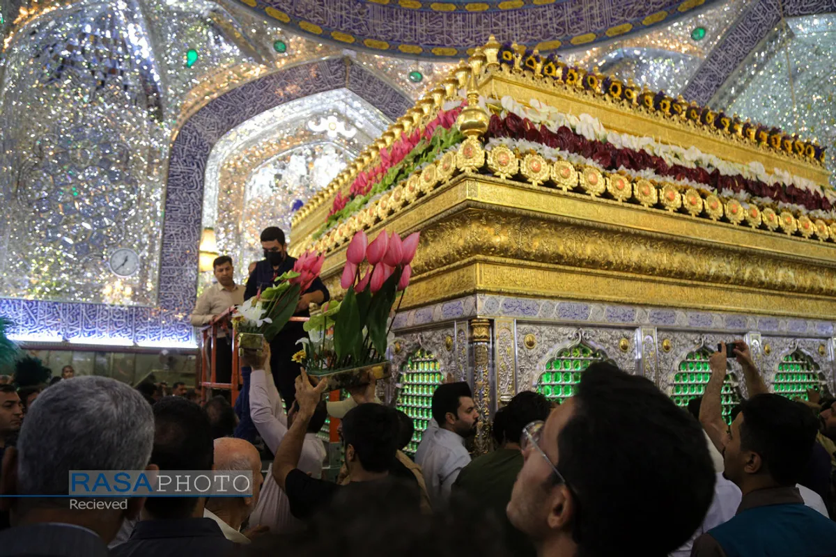 "گل آرایی ضریح مطهر حرم امام علی ع در آستانه عید بزرگ غدیر"