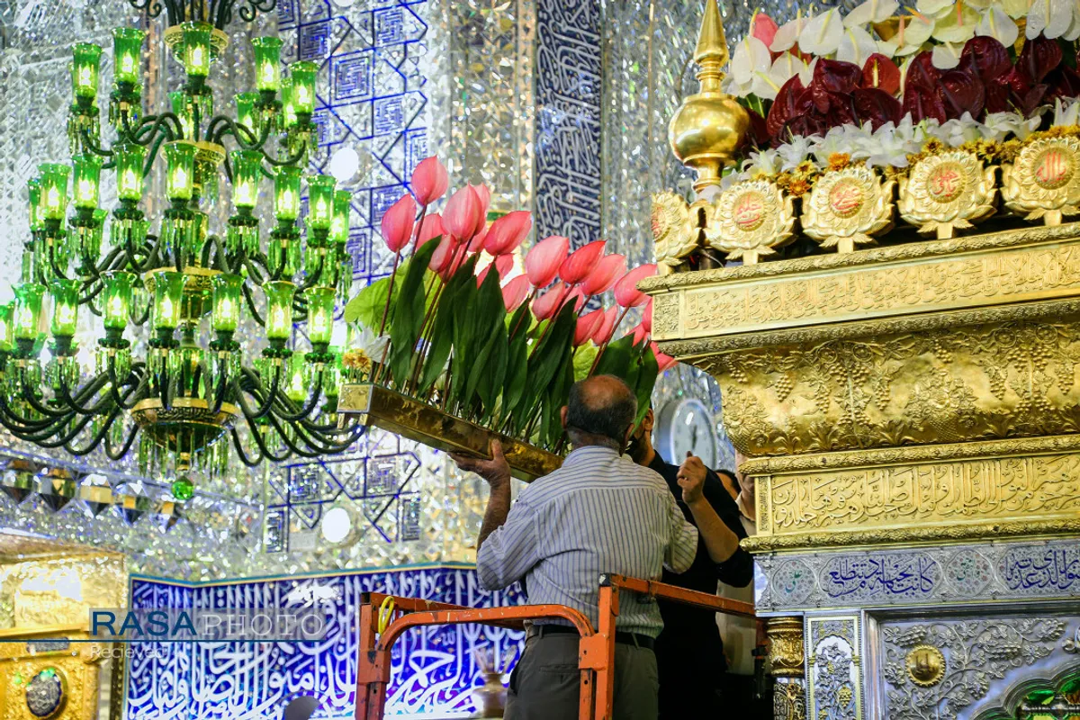 "گل آرایی ضریح مطهر حرم امام علی ع در آستانه عید بزرگ غدیر"
