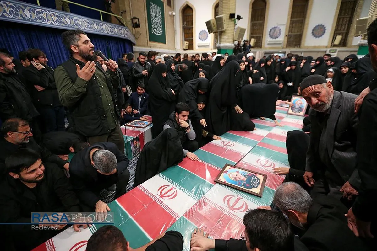اقامه نماز توسط مقام معظم رهبری بر پیکر هفت شهید راه قدس