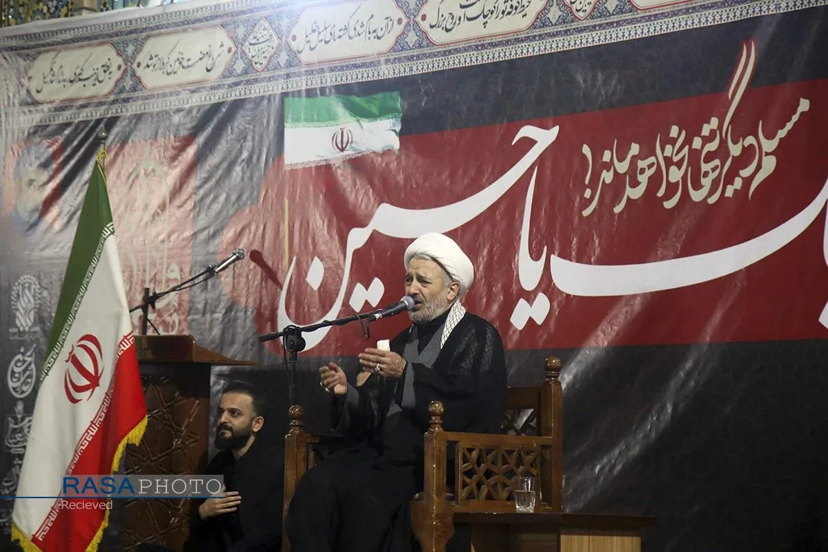 اجتماع هیئات مذهبی قم با شعار &laquo;مسلم دیگر تنها نخواهد ماند&raquo; در حرم مطهر