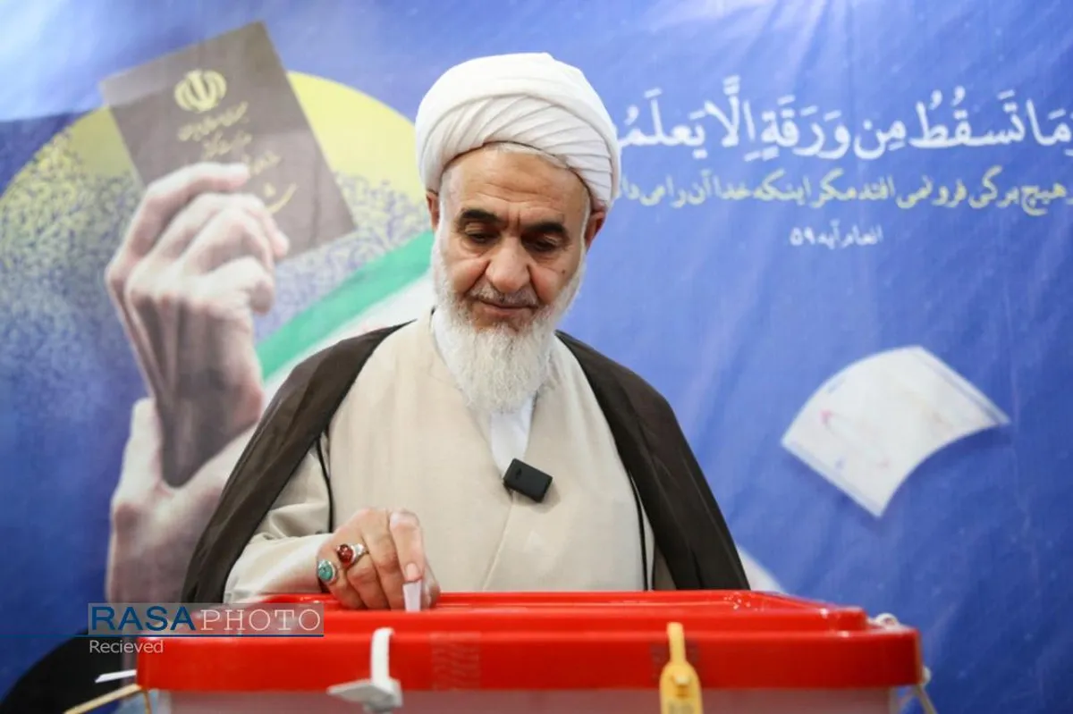 حضور حجت الاسلام والمسلمین عابدینی نماینده ولی فقیه در استان قزوین در پای صندوق رای دومین دوره چهاردهمین انتخابات ریاست جمهوری
