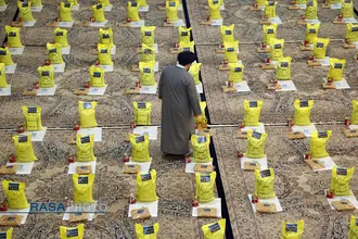 آماده سازی بسته&zwnj;های کمک معیشتی حضرت آیت الله مکارم شیرازی