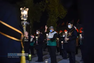 آیین لاله گردانی شب شام غریبان شهادت امام رضا(ع) در شیراز&lrm;