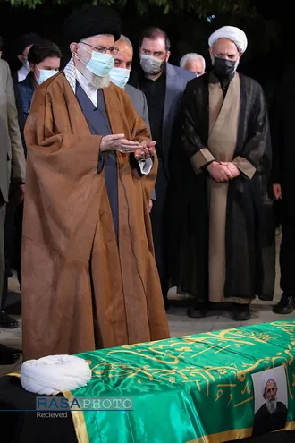 اقامه نماز بر پیکر حجت&zwnj;الاسلام و المسلمین محمدی ری&zwnj;شهری توسط مقام معظم رهبری