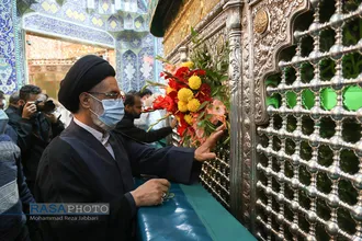 گل&zwnj;آرایی ضریح حرم مطهر در آستانه سالروز ورود حضرت معصومه (سلام الله علیها) به قم