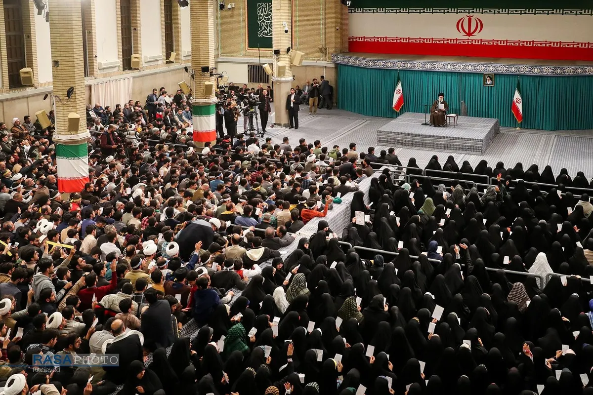 دیدار جمعی از رأی اولی&zwnj;ها و خانواده&zwnj;های شهدا با رهبر انقلاب