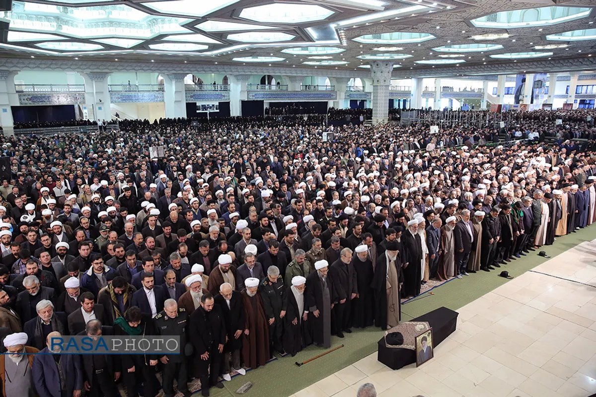 مراسم اقامه نماز بر پیکر آیت&zwnj;الله هاشمی شاهرودی به امامت رهبر انقلاب