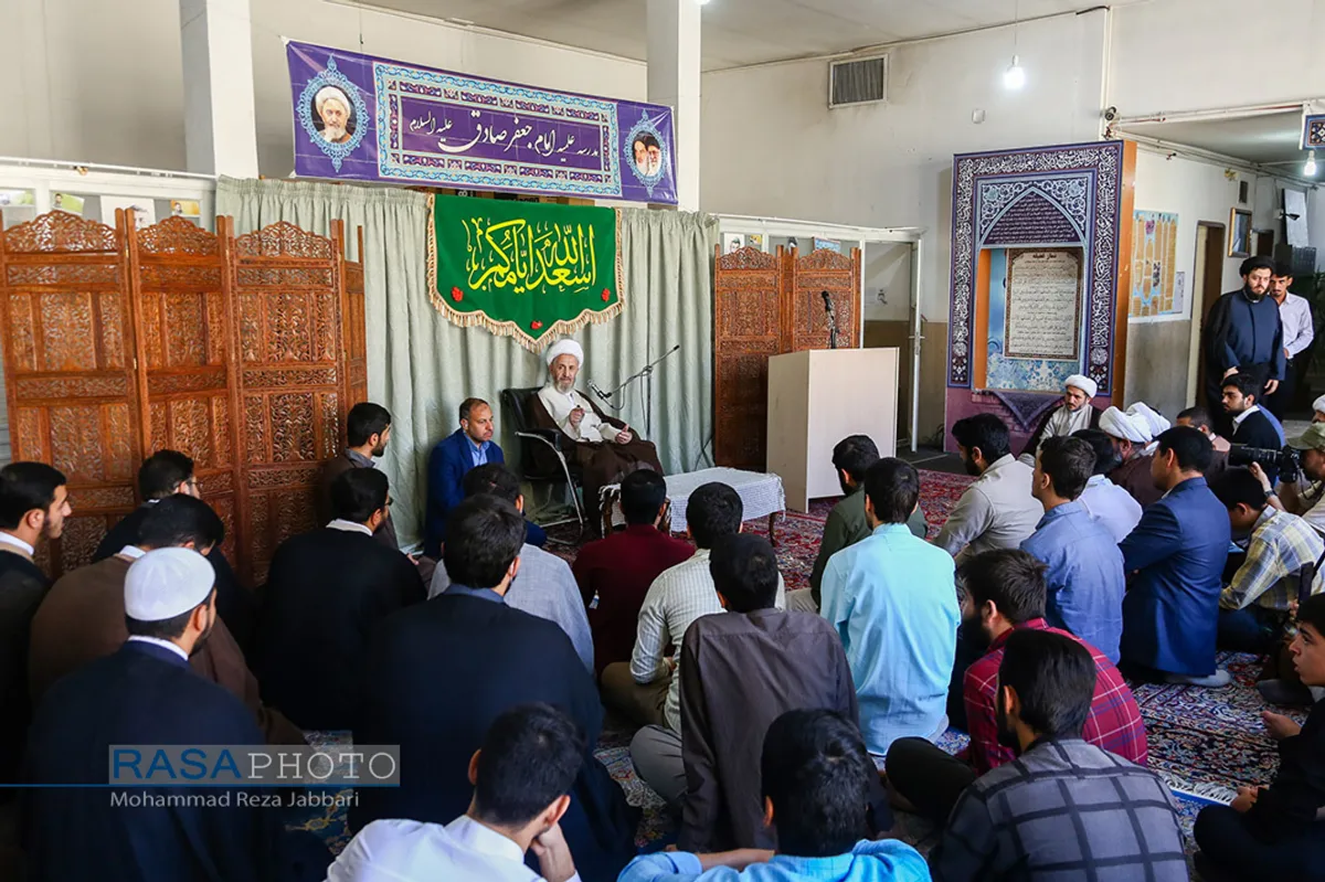 جشن عمامه&zwnj;گذاری طلاب توسط حضرت آیت الله سبحانی