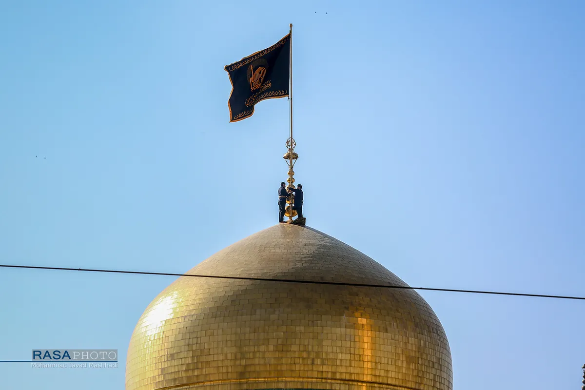 تعویش پرچم گنبد حرم مطهر امام رضا (ع) در پی شهادت حاج قاسم سلیمانی