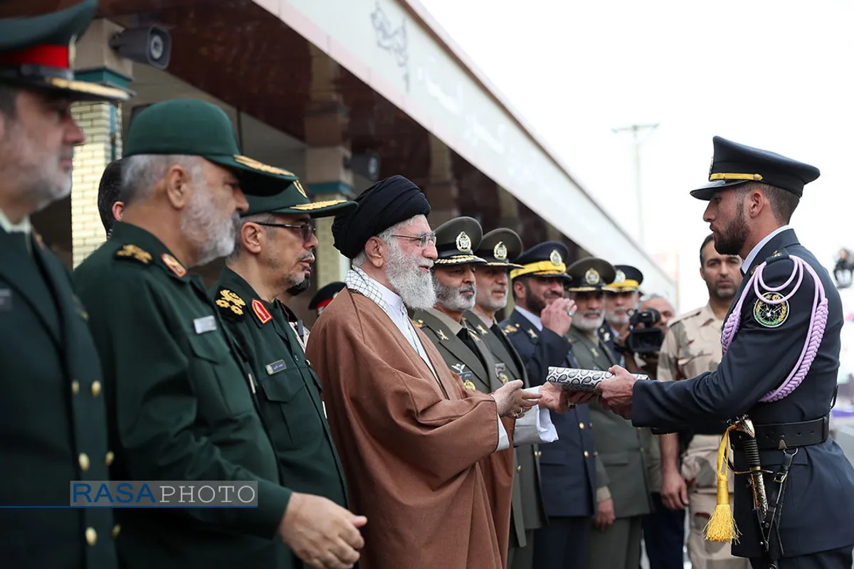 مراسم دانش&zwnj;آموختگی دانشجویان دانشگاههای افسری ارتش در دانشگاه خاتم&zwnj;الانبیاء(ص) با حضور رهبر انقلاب
