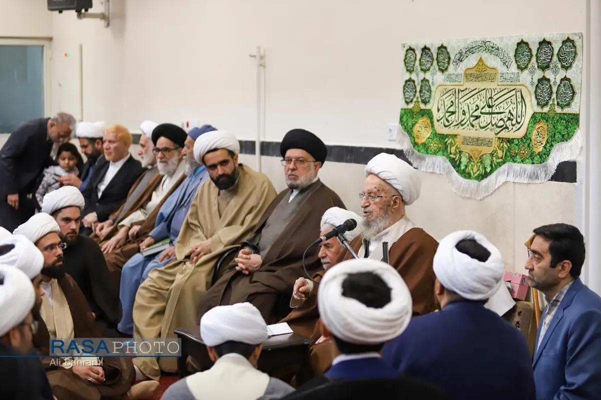 جشن روز مبعث و عمامه&zwnj;گذاری تعدادی از طلاب حوزه علمیه قم در بیوت مراجع تقلید