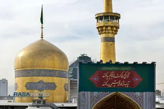 تعویض گل&zwnj;های ضریح و آماده سازی حرم مطهر رضوی در آستانه میلاد حضرت جواد الائمه (علیه السلام)