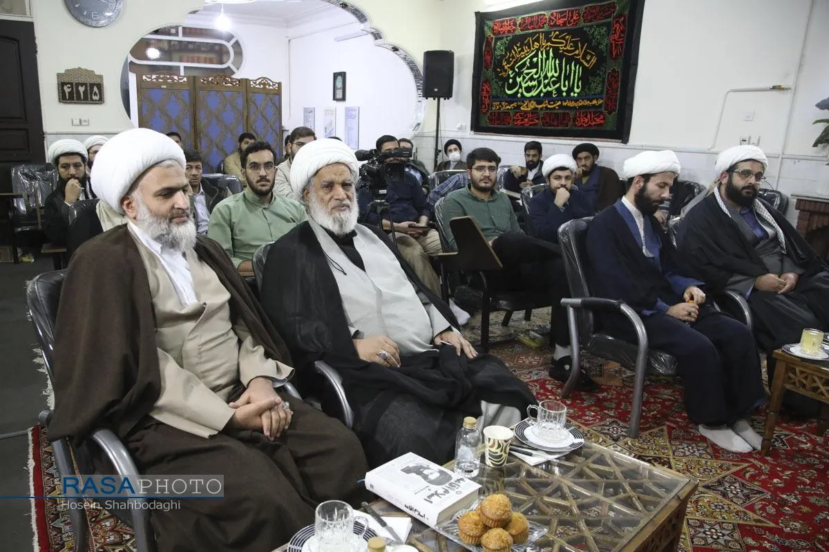 مراسم رونمایی از کتاب اسلام اقامه