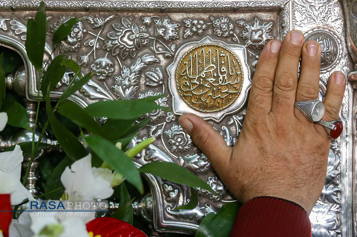 گل&zwnj;آرایی ضریح حرم مطهر در آستانه سالروز ورود حضرت معصومه (سلام الله علیها) به قم