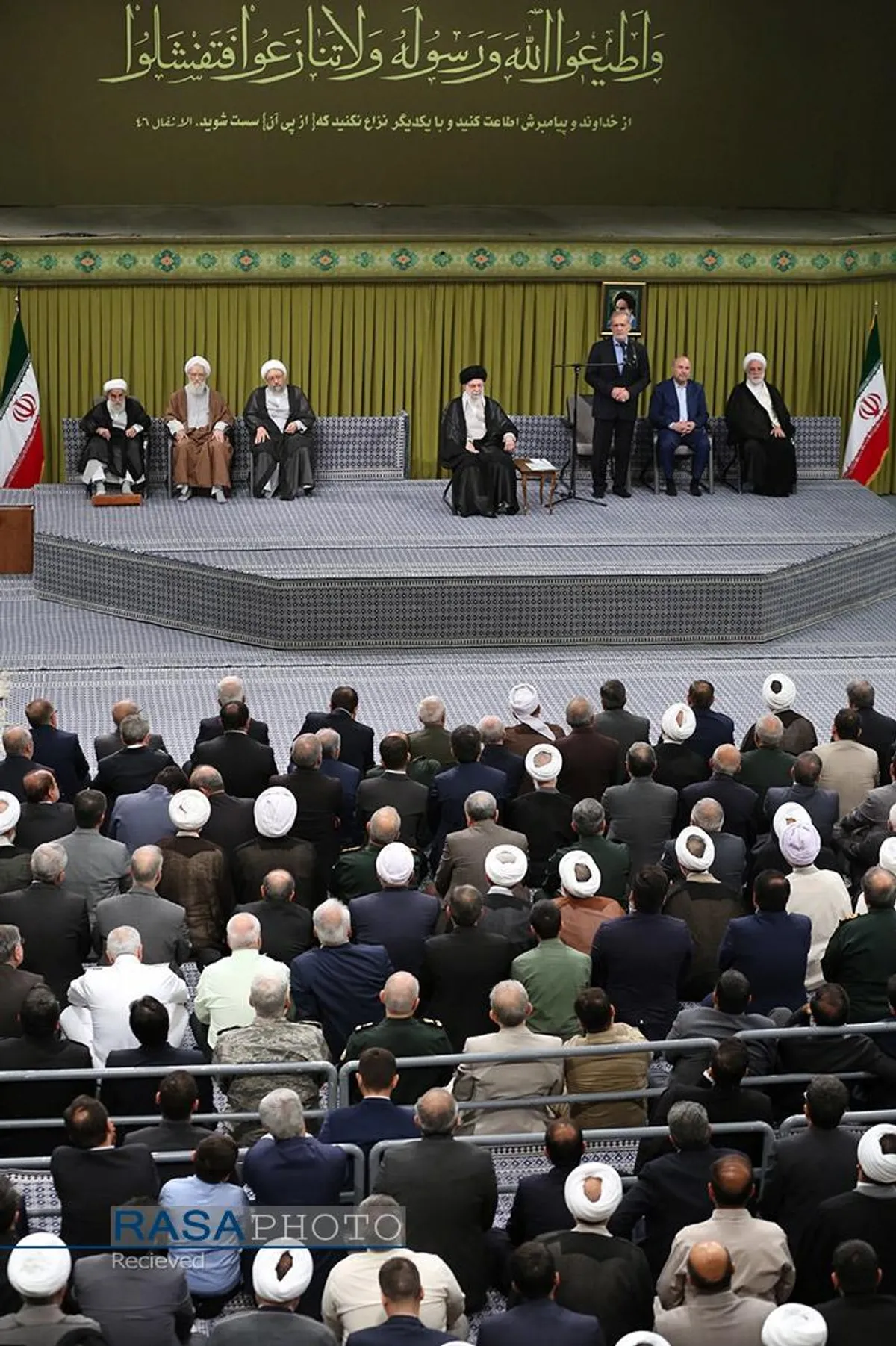 دیدار مسئولان نظام، سفرای کشور&zwnj;های اسلامی و میهمانان کنفرانس وحدت با رهبر انقلاب