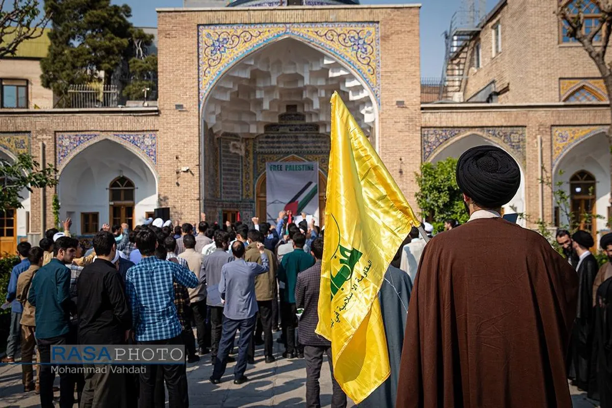 تجمع طلاب مدرسه علمیه مروی تهران در حمایت از عملیات نیروهای مسلح