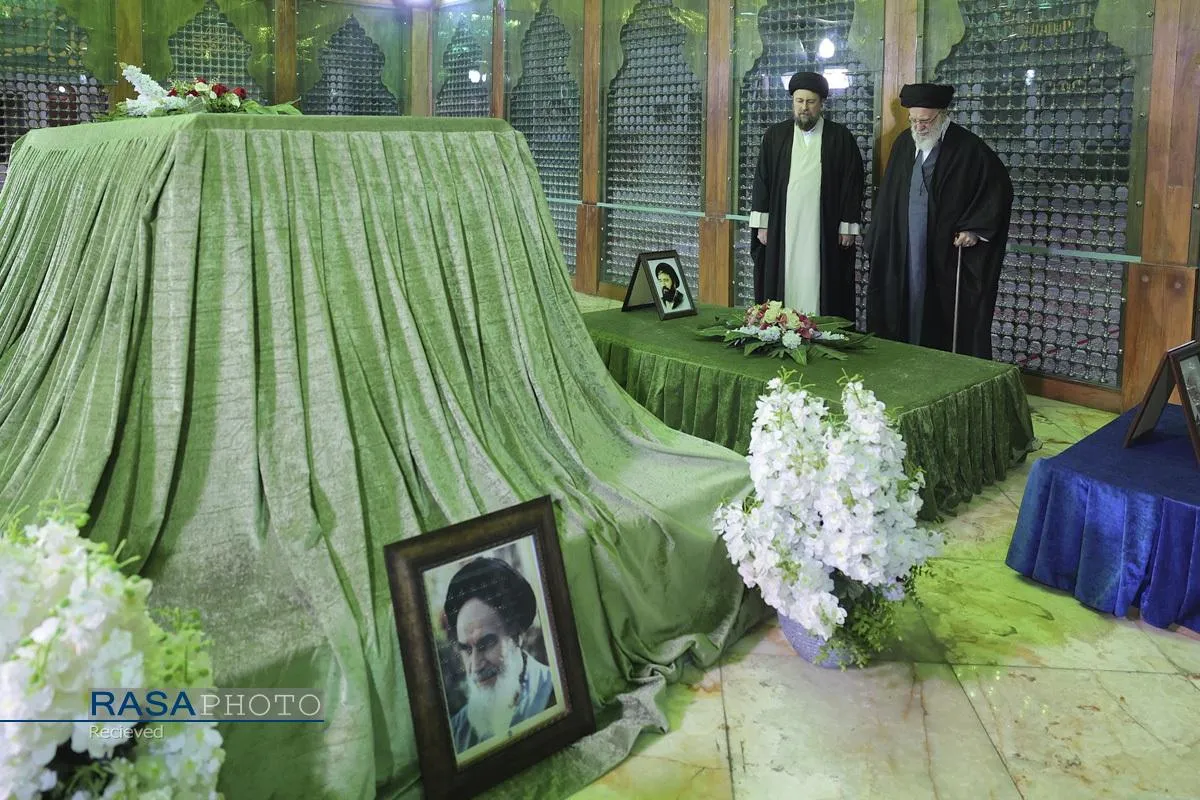آغاز جشن&zwnj;های چهل&zwnj;وهفتمین سالگرد پیروزی انقلاب با حضور رهبر انقلاب در حرم مطهر حضرت امام خمینی(ره)