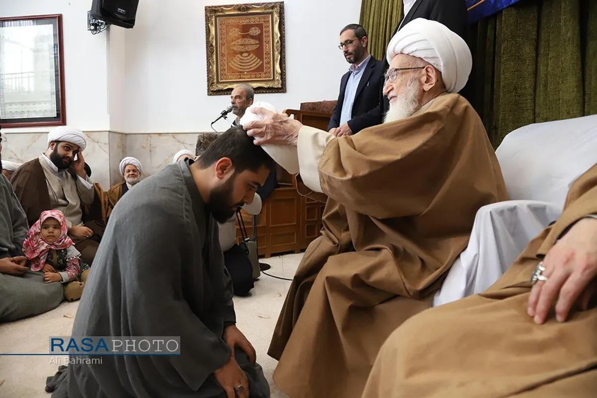جشن عمامه&zwnj;گذاری طلاب در بیوت مراجع تقلید به&zwnj;مناسبت روز میلاد حضرت زهرا (سلام&zwnj;الله&zwnj;علیها)