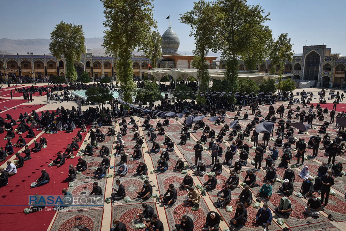 عزاداری و نماز جماعت ظهر عاشورا در حرم حضرت احمدبن موسی الکاظم (ع)