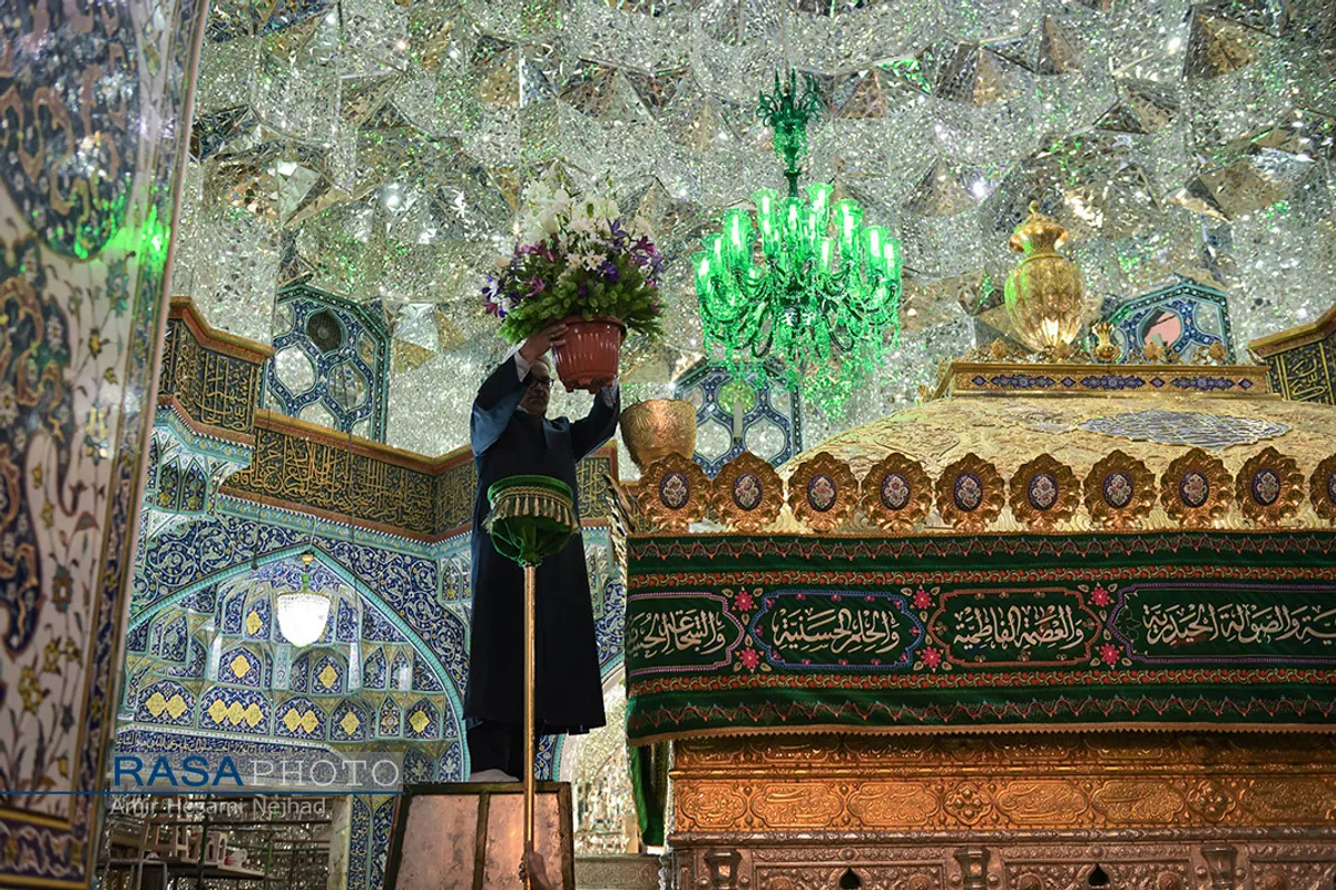 گل&zwnj;آرایی ضریح مطهر حضرت معصومه (س) در شب میلاد پیامبر اعظم (ص)