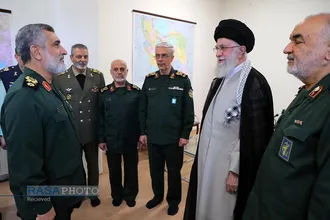 اعطای نشان فتح به سردار حاجی&zwnj;زاده فرمانده نیروی هوافضای سپاه