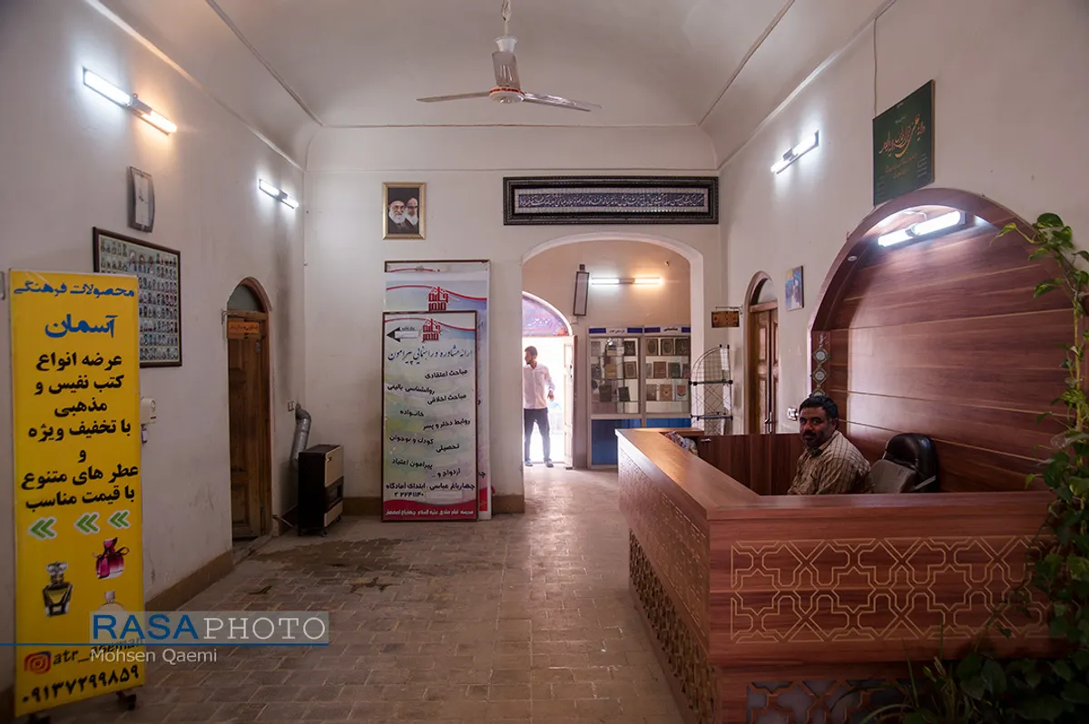 دروازه؛ مدخلی که در میان جلوه خان تعبیه شده
 | مدرسه علمیه تاریخی حضرت امام صادق(ع) (مدرسه چهارباغ اصفهان)