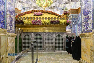 گل&zwnj;آرایی ضریح مطهر حضرت معصومه (س) در شب میلاد امام رضا (علیه السلام)
