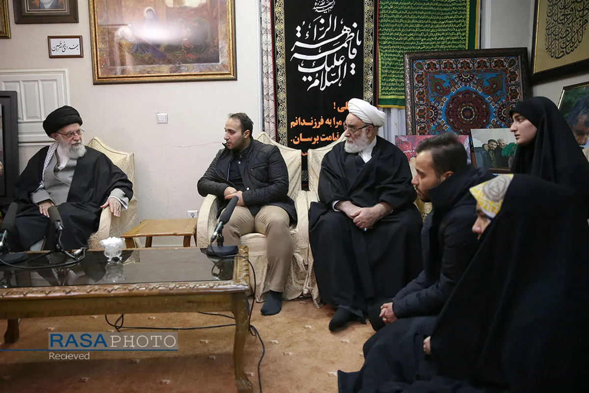حضور رهبر معظم انقلاب اسلامی در منزل سردار شهید سپهبد سلیمانی