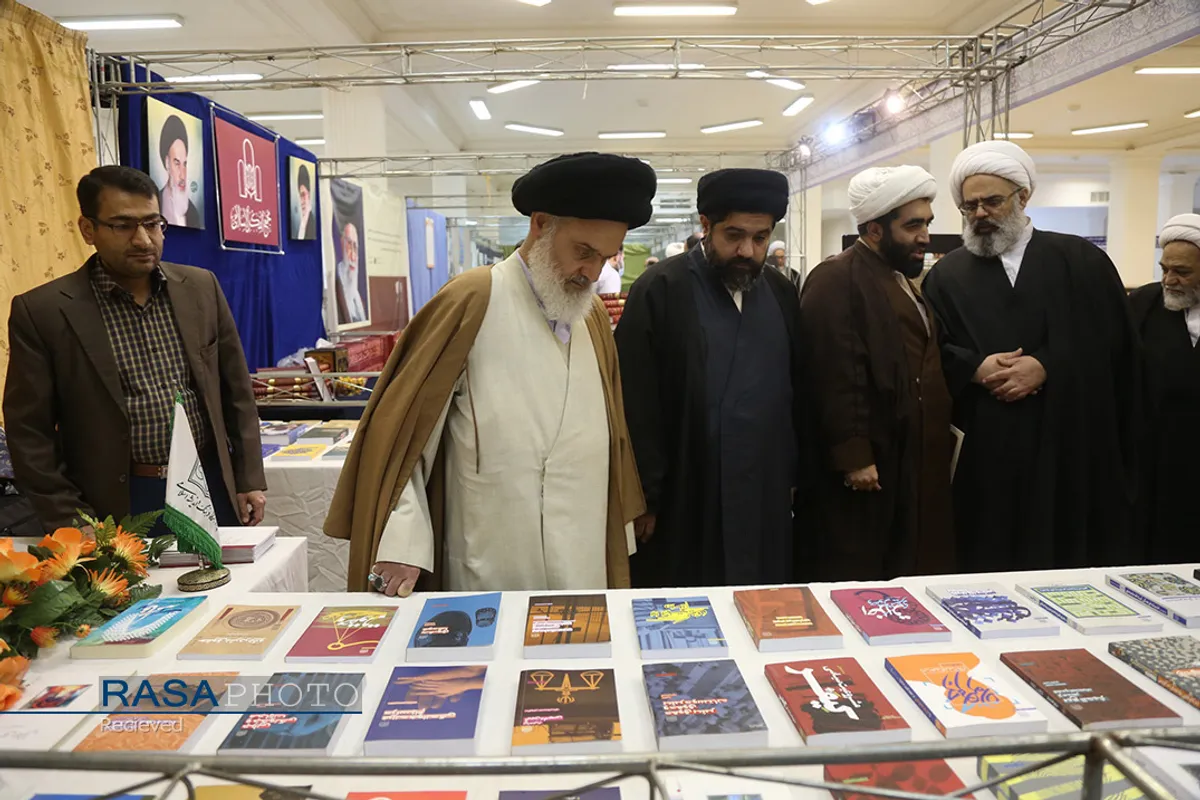 بازدید آیت الله حسینی بوشهری از اولین نمایشگاه تخصّصی "پژوهش&zwnj;های فقهی معاصر"