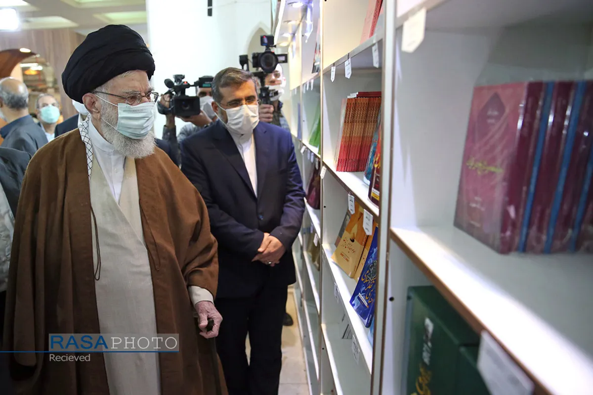 بازدید مقام معظم رهبری از سی و&zwnj;&zwnj; چهارمین نمایشگاه بین&zwnj;المللی کتاب تهران
