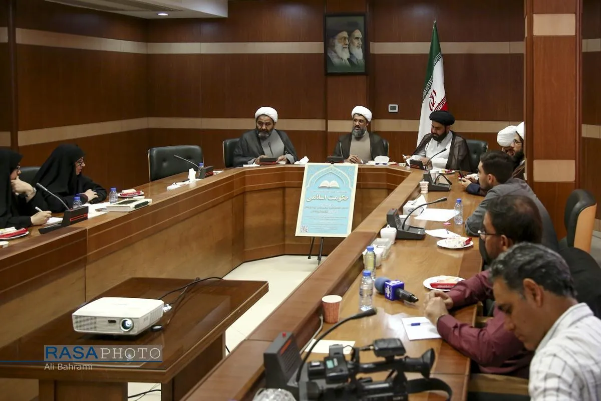 نشست خبری رونمایی از پوستر و فراخوان هفتمین همایش کتاب سال حکومت اسلامی