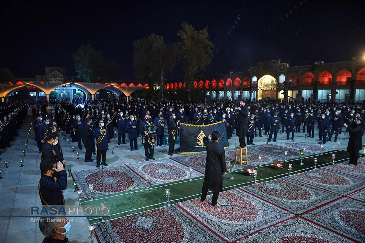 مراسم لاله&zwnj;گردانی شام غریبان در حرم مطهر احمد بن موسی (ع)