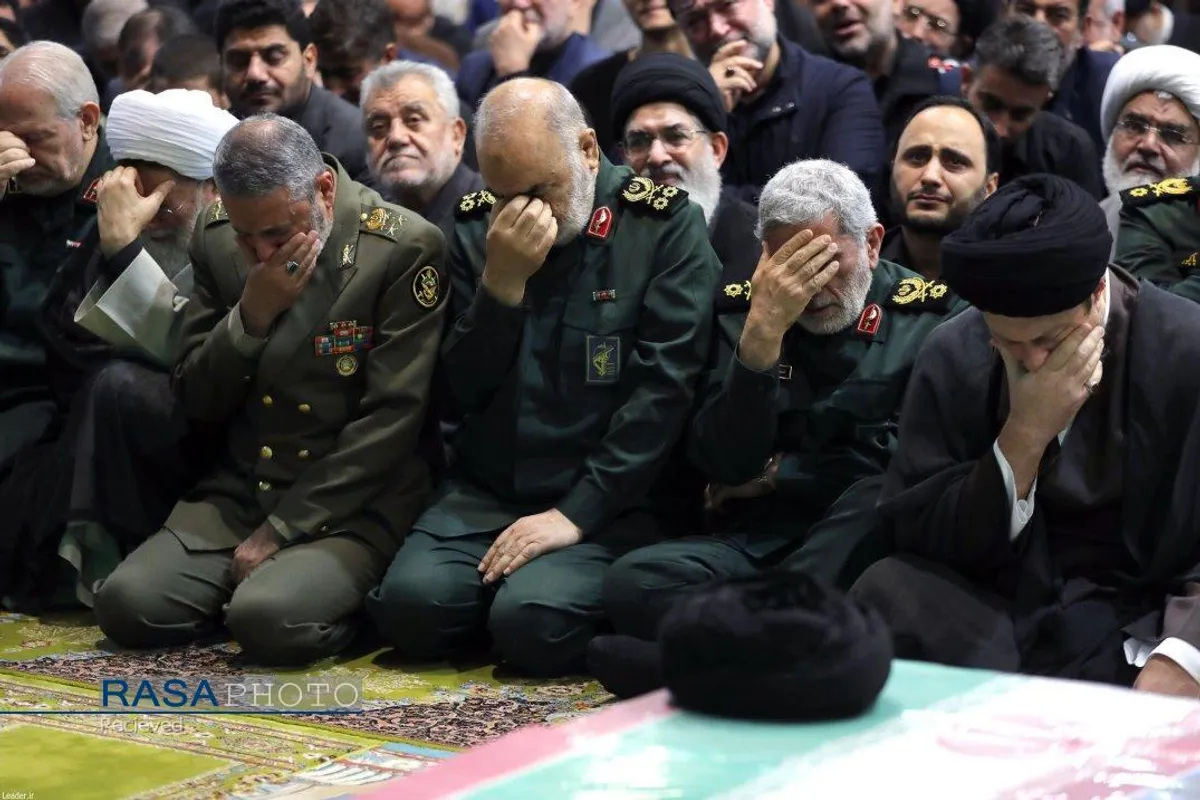 اقامه نماز توسط رهبر معظم انقلاب بر پیکر شهدای خدمت