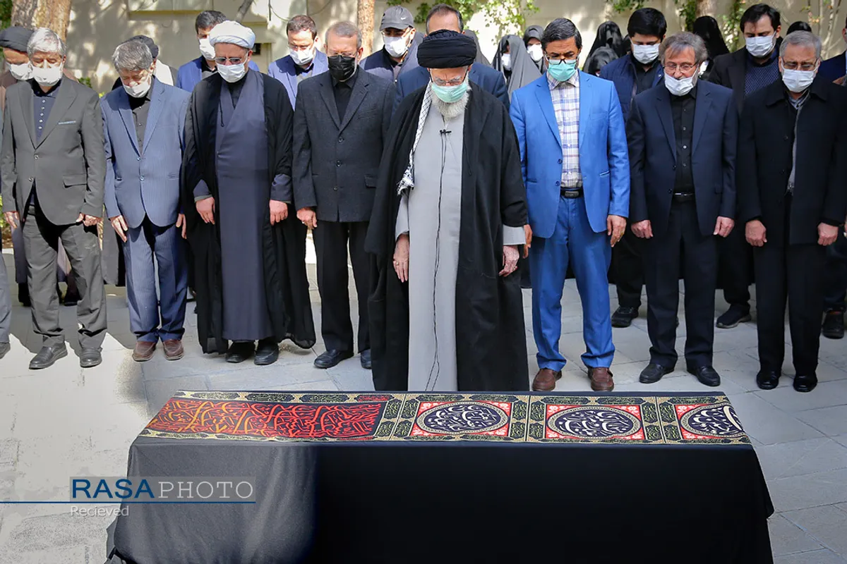 اقامه نماز رهبر انقلاب بر پیکر همسر شهید آیت&zwnj;الله مطهری