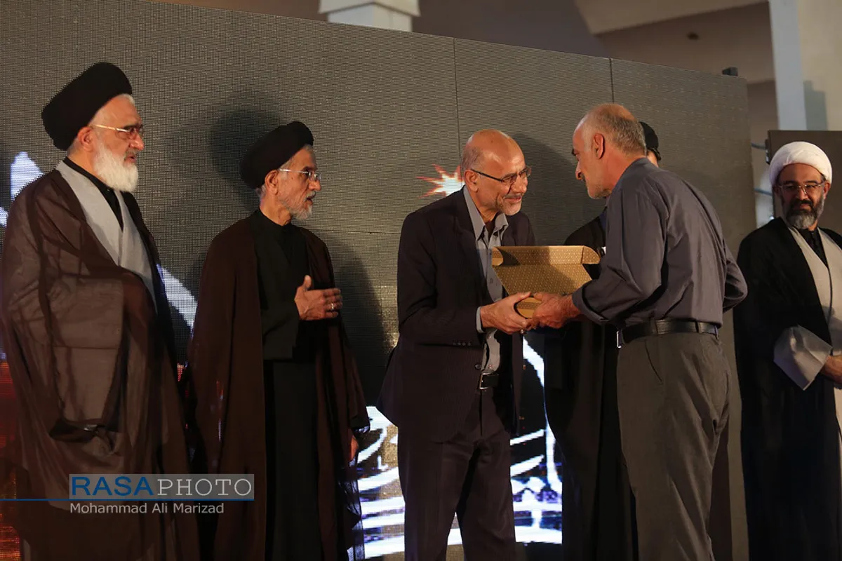 تجلیل از مدافعان سلامت و پرچمداران مواسات و همدلی&lrm;