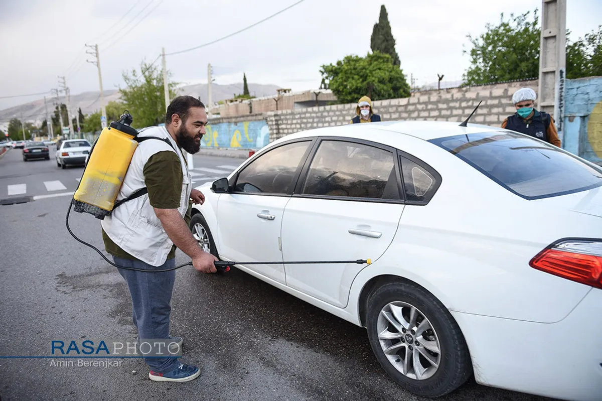 ضد عفونی خودرو&zwnj;ها توسط طلاب و دانشجویان در شیراز