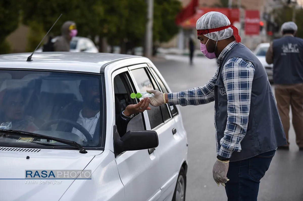ضد عفونی خودرو&zwnj;ها توسط طلاب و دانشجویان در شیراز