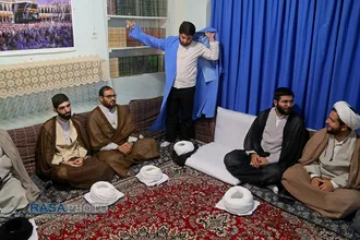 مراسم عمامه&zwnj;گذاری طلاب در بیوت مراجع تقلید در روز عید سعید غدیر