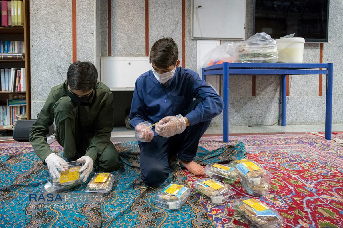 توزیع ۳۱۳ بسته افطاری ساده توسط طلاب جوان مدرسه علمیه نورالاصفیاء