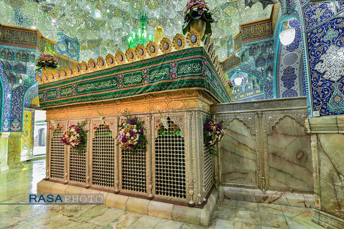 گل&zwnj;آرایی ضریح مطهر حضرت معصومه (س) در شب میلاد پیامبر اعظم (ص)