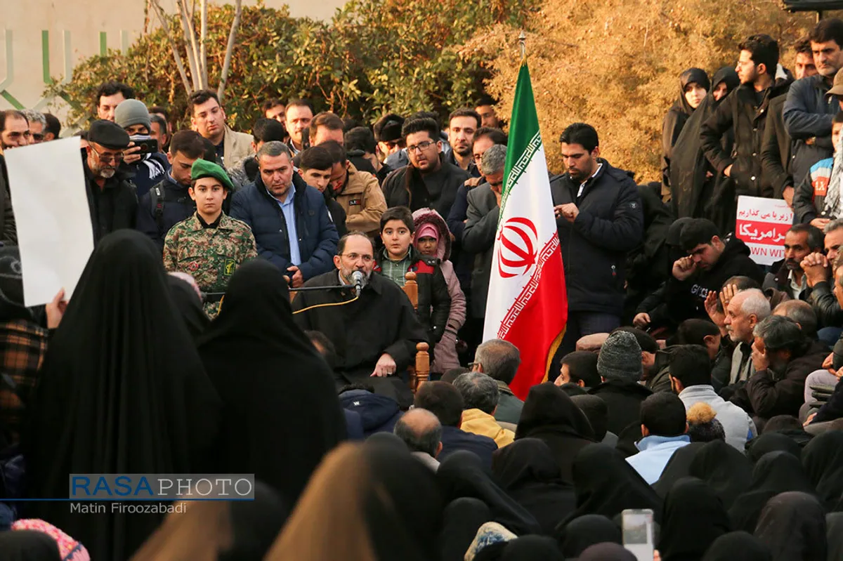عزاداری شهادت حاج قاسم سلیمانی در کنار مزار شهید کاظمی