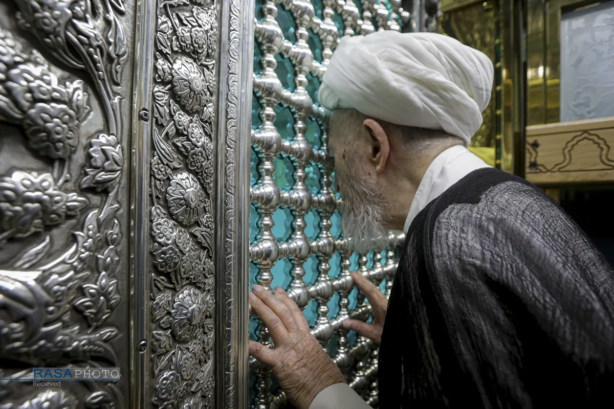 تشرف حضرت آیت&zwnj;الله جعفر سبحانی به حرم مطهر رضوی

